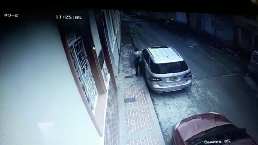 En video quedó registrado el robo a un vehículo en el barrio La Pola de Ibagué En video quedó registrado el robo a un vehículo en el barrio La Pola de Ibagué