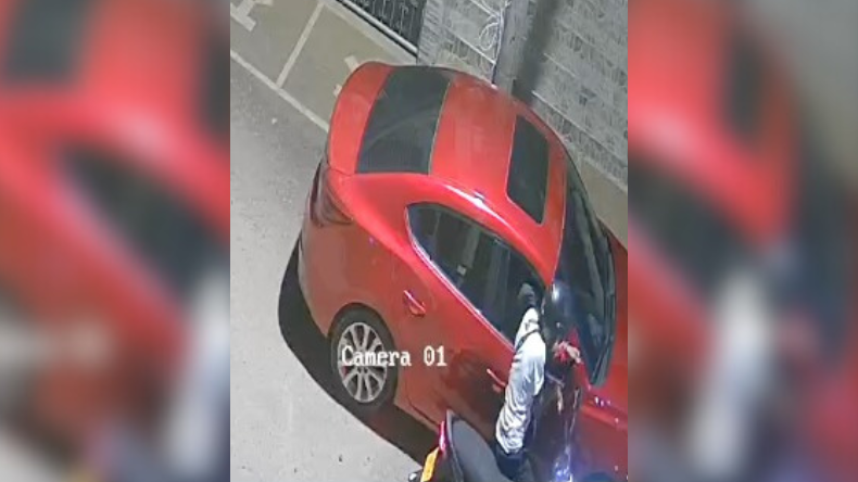 En 20 segundos, ladrón se llevó los espejos de un Mazda en el barrio Piedra Pintada En 20 segundos, ladrón se llevó los espejos de un Mazda en el barrio Piedra Pintada