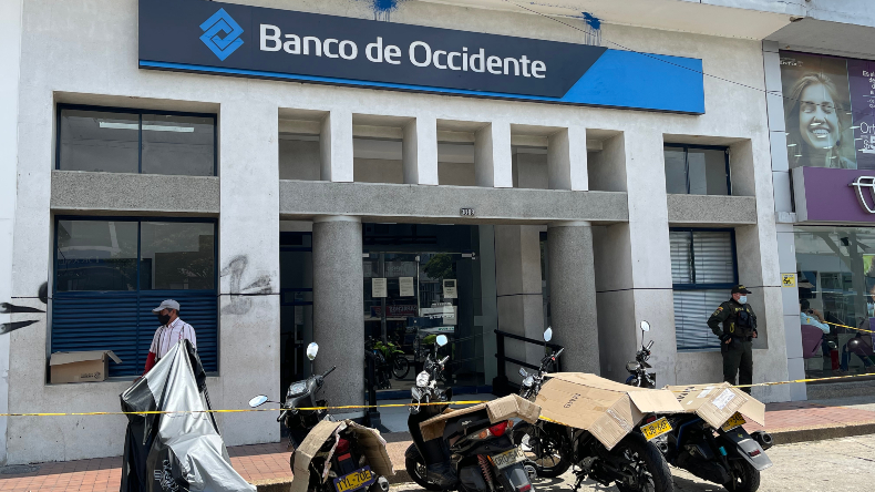 Delincuentes asaltaron Banco de Occidente de la 38 con Quinta en Ibagué Delincuentes asaltaron Banco de Occidente de la 38 con Quinta en Ibagué