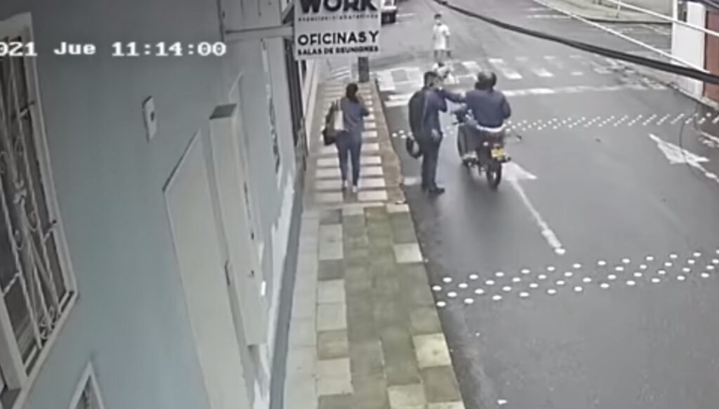 Ladrones en moto le quitaron el celular a un transeúnte en el barrio La Pola Ladrones en moto le quitaron el celular a un transeúnte en el barrio La Pola