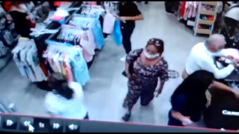 En video quedó grabada una señora que hurtó un celular en un almacén de Ibagué En video quedó grabada una señora que hurtó un celular en un almacén de Ibagué