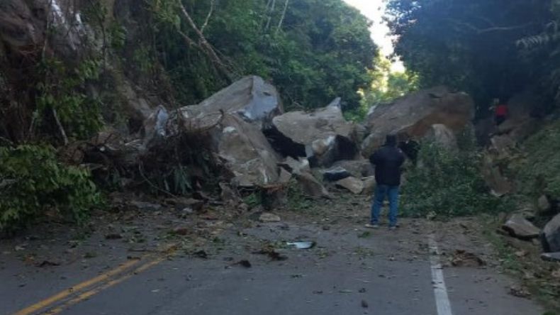 Cierre en la vía Medellín- Bogotá por caída de rocas