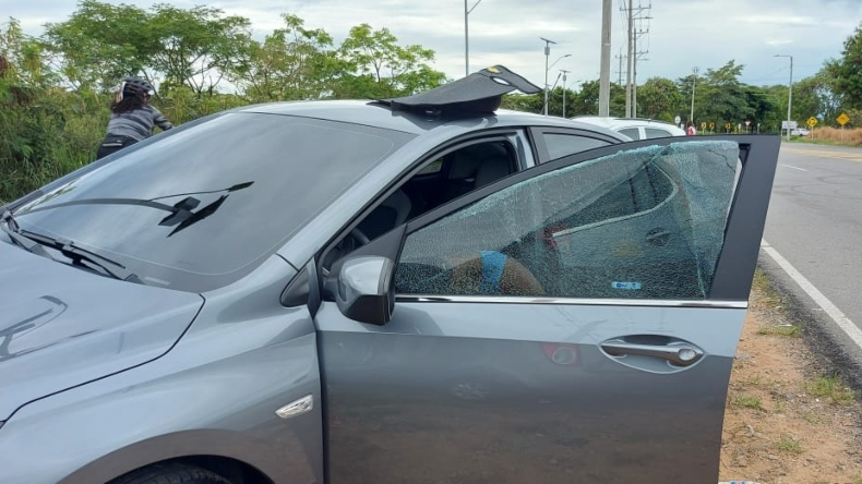 Cero y van tres: delincuentes rompieron los vidrios de dos vehículos en la vía al Aeropuerto Perales Cero y van tres: delincuentes rompieron los vidrios de dos vehículos en la vía al Aeropuerto Perales