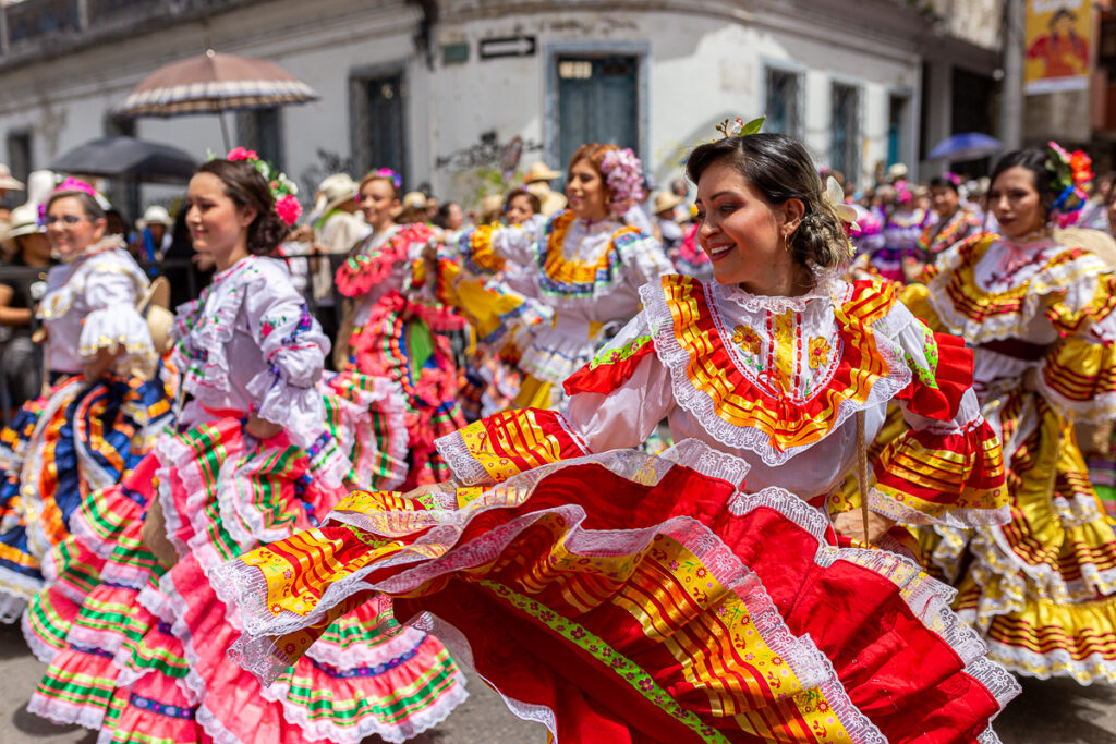 Festival Folclórico Colombiano, la fiesta que guardó las armas y desempolvó el tiple y la guitarra