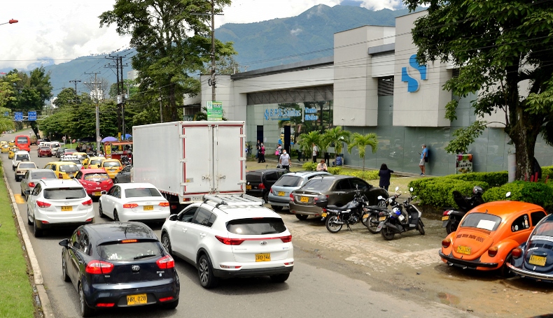 El desorden vial de El Papayo: peatones indefensos, vehículos mal estacionados y trancones diarios