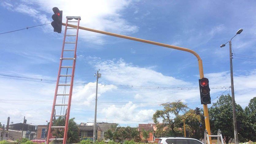 Alcaldía restablece el servicio de la mayoría de semáforos que estaban apagados Alcaldía restablece el servicio de la mayoría de semáforos que estaban apagados