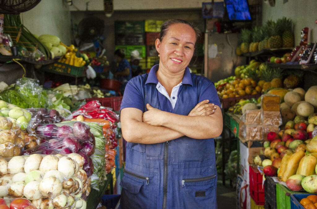 Retrato de una guerrera: la mujer que ha logrado sacar adelante a su familia vendiendo frutas y verduras en Ibagué Retrato de una guerrera: la mujer que ha logrado sacar adelante a su familia vendiendo frutas y verduras en Ibagué