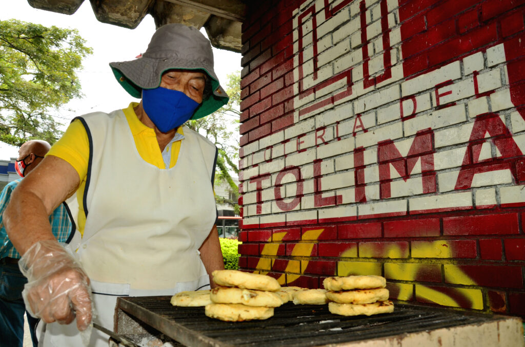 Ana Forero, la valluna que lleva 43 años vendiendo arepas frente al colegio San Simón de Ibagué