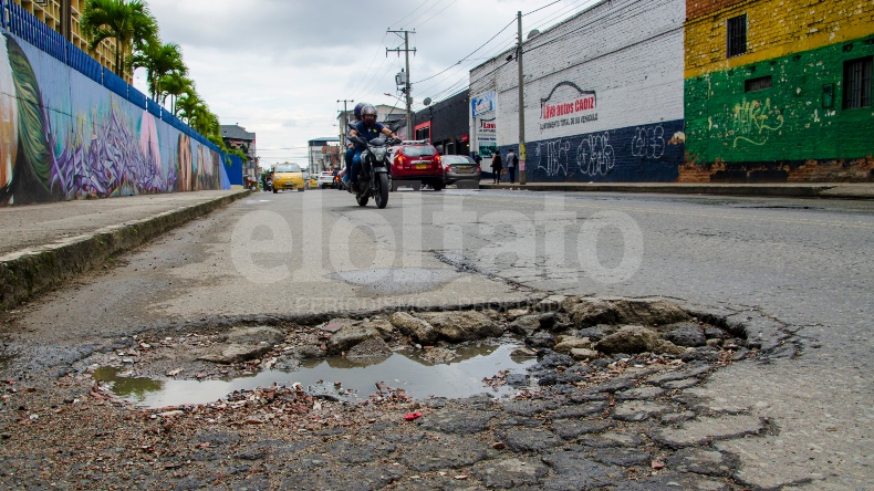 Carrera Sexta de Ibagué: llena de huecos y convertida en un parqueadero público Carrera Sexta de Ibagué: llena de huecos y convertida en un parqueadero público