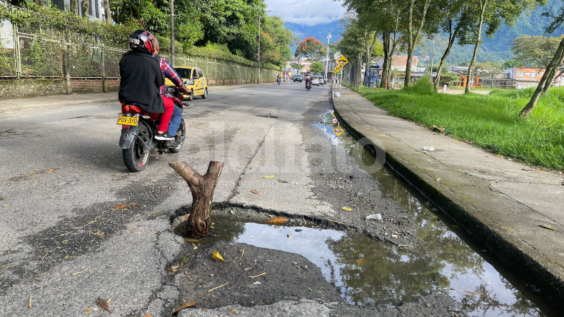 Ramas de árboles y escombros: las improvisadas soluciones a la falta de señalización de ‘cráteres’ en Ibagué Ramas de árboles y escombros: las improvisadas soluciones a la falta de señalización de ‘cráteres’ en Ibagué