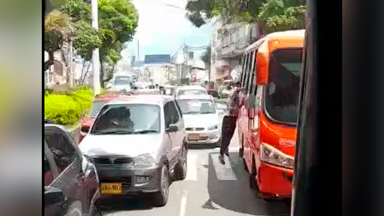 ¡Tenga cuidado! A través de las ventanas del transporte público, ladrones hurtan celulares en Ibagué