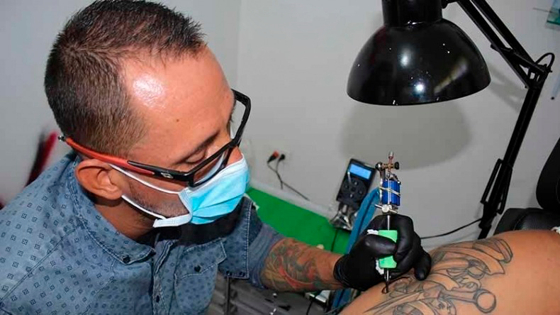 Sobrevivió a una descarga eléctrica, perdió un brazo y hoy es un gran tatuador Sobrevivió a una descarga eléctrica, perdió un brazo y hoy es un gran tatuador