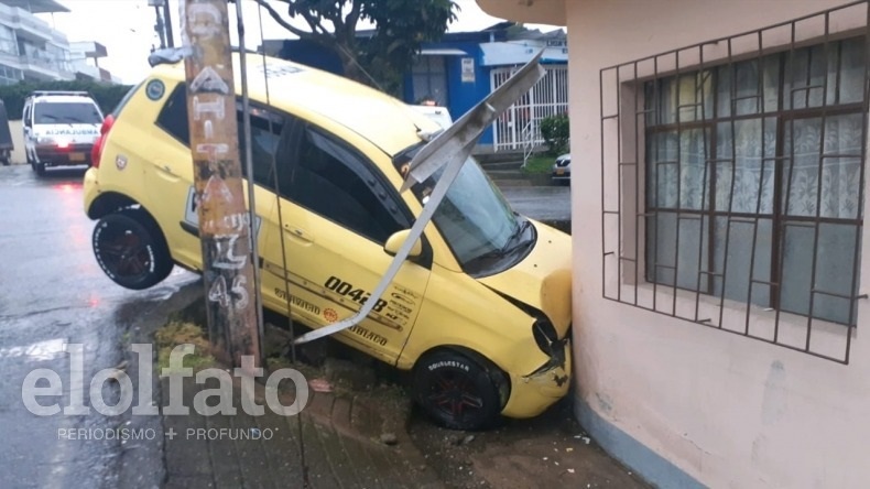 Taxista se quedó sin frenos e impactó contra una casa en el barrio San Carlos