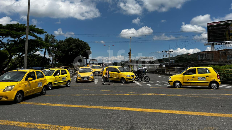 Bloqueo de taxistas genera caos vehicular en la calle 60 de Ibagué Bloqueo de taxistas genera caos vehicular en la calle 60 de Ibagué