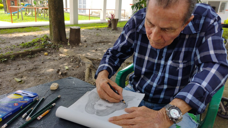 Teófilo Moreno: el adulto mayor que llena de color a ‘El Jardín de los Abuelos’ con sus dibujos Teófilo Moreno: el adulto mayor que llena de color a ‘El Jardín de los Abuelos’ con sus dibujos