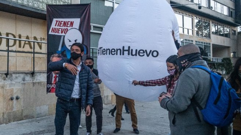 Activistas llevaron un huevo gigante al Ministerio de Hacienda Activistas llevaron un huevo gigante al Ministerio de Hacienda