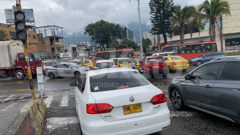 Así fue el caótico mediodía en la calle 60 con Quinta por falta de semáforos Así fue el caótico mediodía en la calle 60 con Quinta por falta de semáforos