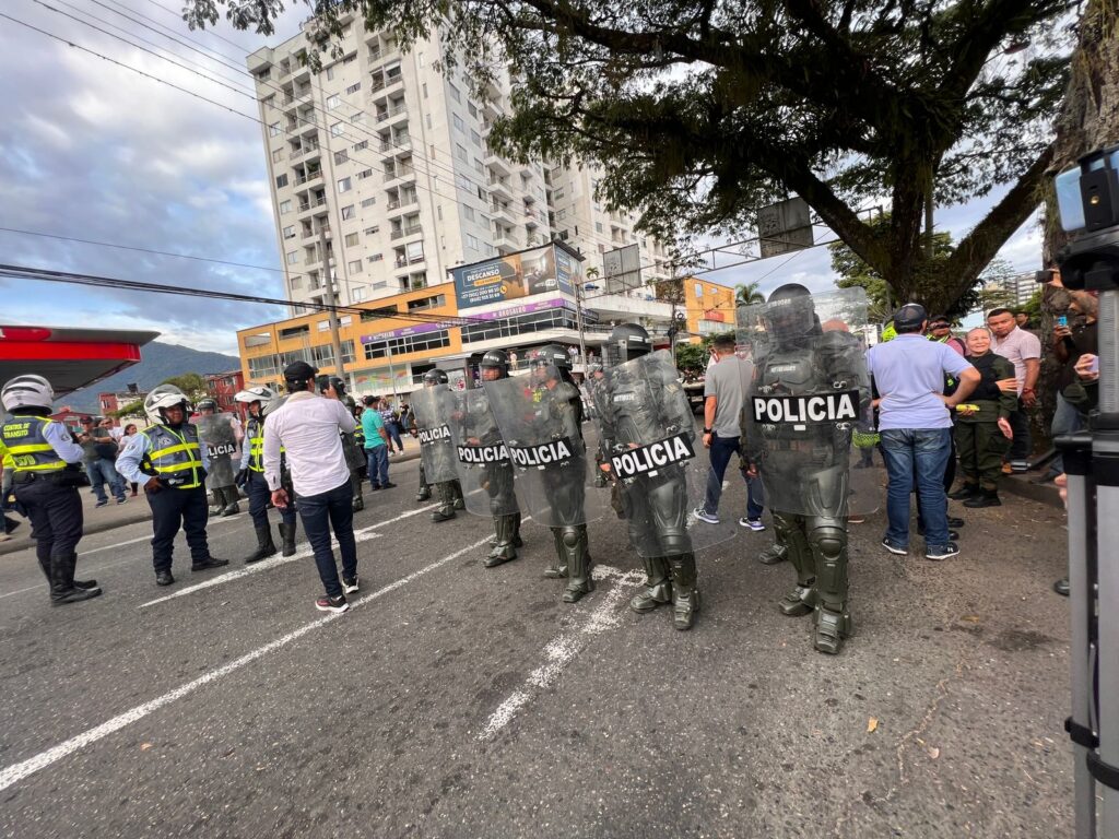 Con uso de la fuerza, las autoridades despejaron la calle 37 con carrera Quinta