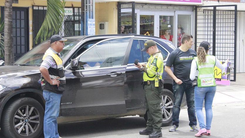 Policía le pone el ojo a carros mal parqueados en el sector de la calle 60 Policía le pone el ojo a carros mal parqueados en el sector de la calle 60