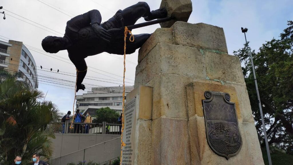 Indígenas derribaron estatua de Sebastián de Belalcázar en Cali