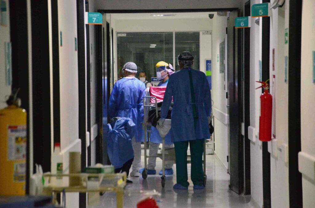 Pacientes de COVID-19 están siendo trasladados a otras regiones del país Pacientes de COVID-19 están siendo trasladados a otras regiones del país
