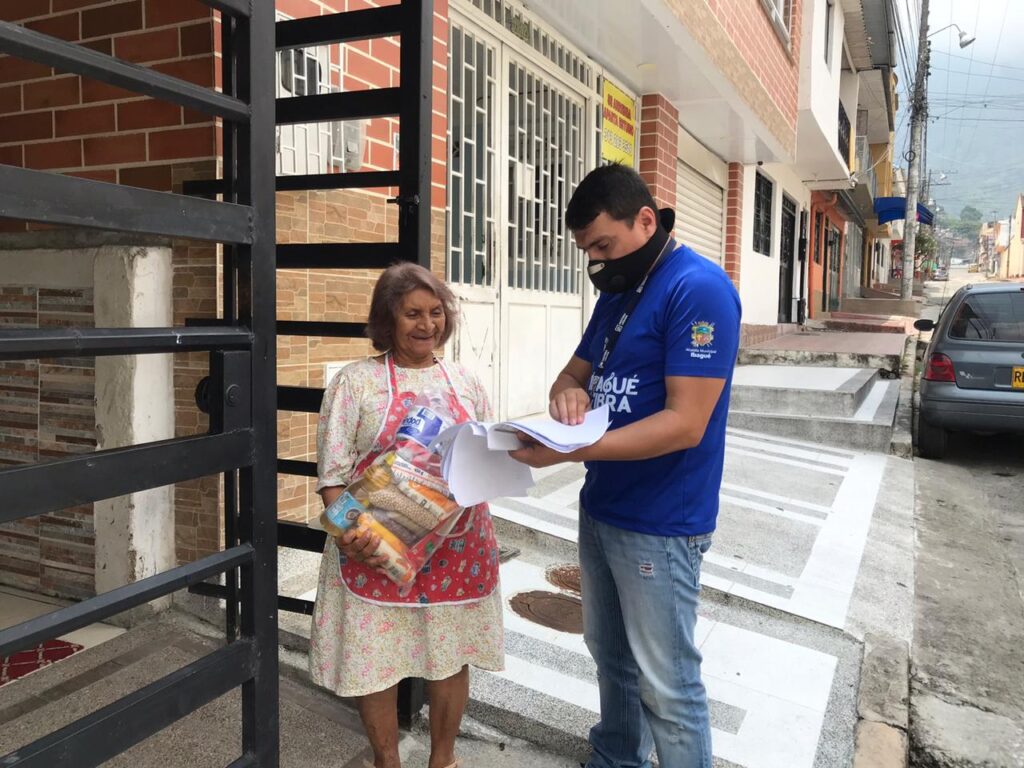 Funcionarios y contratistas que ganan más de $10.000.000 tendrán que aportar para ayudar a quienes atraviesan dificultades por la pandemia Funcionarios y contratistas que ganan más de $10.000.000 tendrán que aportar para ayudar a quienes atraviesan dificultades por la pandemia