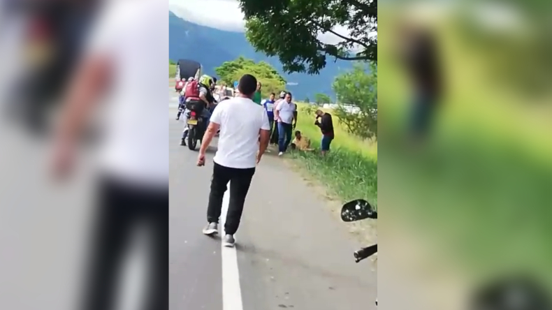 Fuerte choque entre un vehículo y una motocicleta dejó seis heridos en Ibagué Fuerte choque entre un vehículo y una motocicleta dejó seis heridos en Ibagué