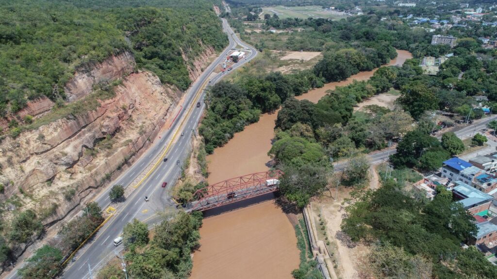 Habrá cierre de un carril en la vía Girardot- Bogotá por construcción de muro de protección Habrá cierre de un carril en la vía Girardot- Bogotá por construcción de muro de protección