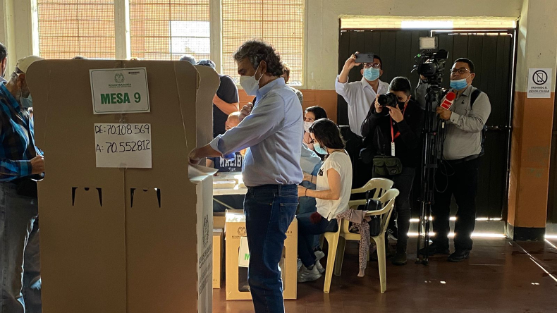 Sergio Fajardo se alza con la victoria en la consulta de la Coalición Centro Esperanza Sergio Fajardo se alza con la victoria en la consulta de la Coalición Centro Esperanza