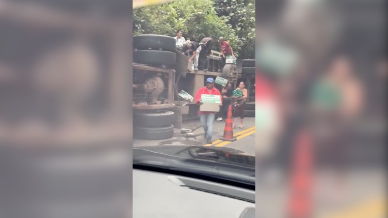 Saquean tractomula volcada en vía Ibagué – Cajamarca Saquean tractomula volcada en vía Ibagué – Cajamarca