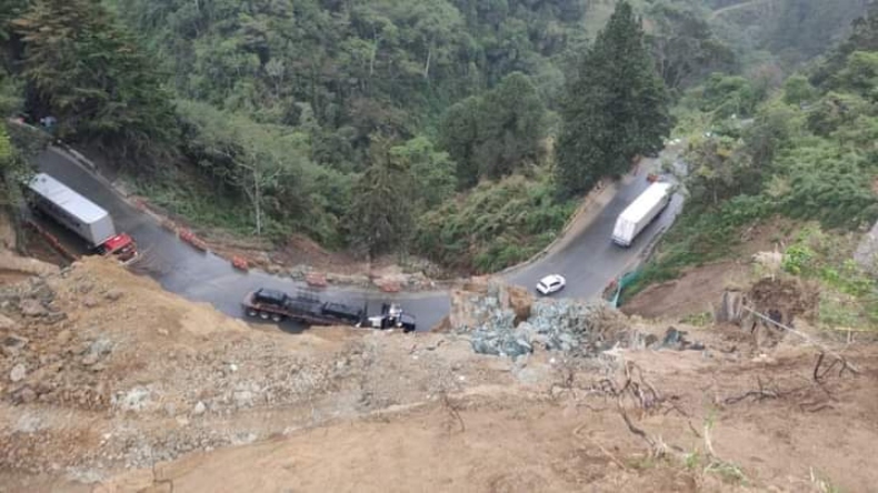 Se reestableció el paso vehicular en la vía Calarcá – Cajamarca Se reestableció el paso vehicular en la vía Calarcá – Cajamarca