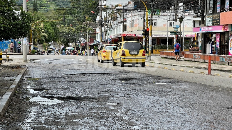 «Vivir en Ibagué es como estar en la luna, pero por los ‘cráteres'»: denuncian pésimo estado de la calle 42 con Cuarta «Vivir en Ibagué es como estar en la luna, pero por los ‘cráteres'»: denuncian pésimo estado de la calle 42 con Cuarta
