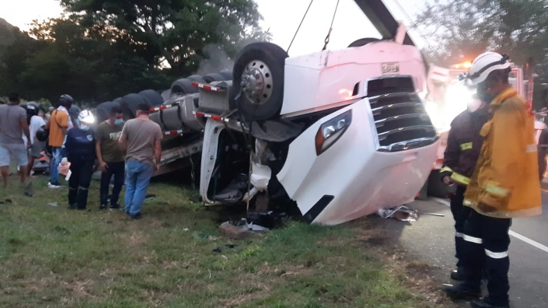 Mujer quedó atrapada dentro de una tractomula que se accidentó en la vía Honda – La Dorada Mujer quedó atrapada dentro de una tractomula que se accidentó en la vía Honda – La Dorada