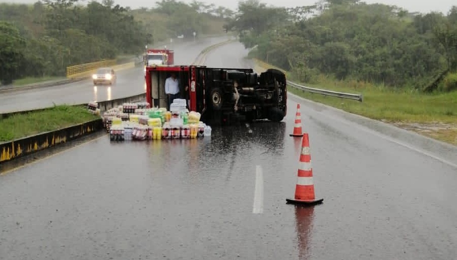 Cierre de un carril en la variante de Ibagué por volcamiento de una turbo Cierre de un carril en la variante de Ibagué por volcamiento de una turbo