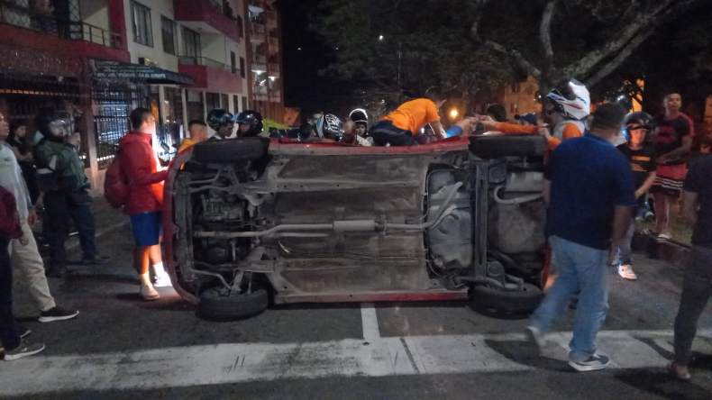 Violento choque en la calle 37 dejó un vehículo volcado y una camioneta de alta gama averiada Violento choque en la calle 37 dejó un vehículo volcado y una camioneta de alta gama averiada