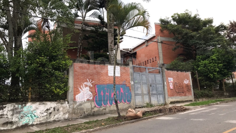 Estudiante del colegio Juan Lozano y Lozano le cortó el cabello a una compañera con arma cortopunzante Estudiante del colegio Juan Lozano y Lozano le cortó el cabello a una compañera con arma cortopunzante
