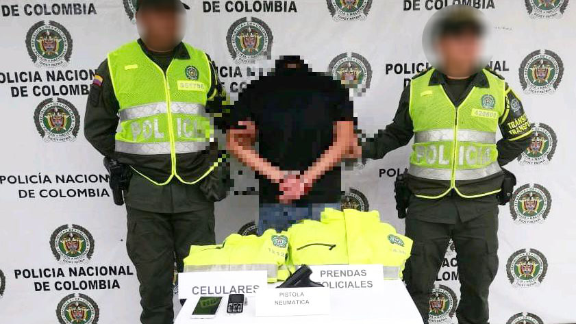 Un hombre fue capturado en zona rural de Natagaima con prendas policiales y un arma Un hombre fue capturado en zona rural de Natagaima con prendas policiales y un arma