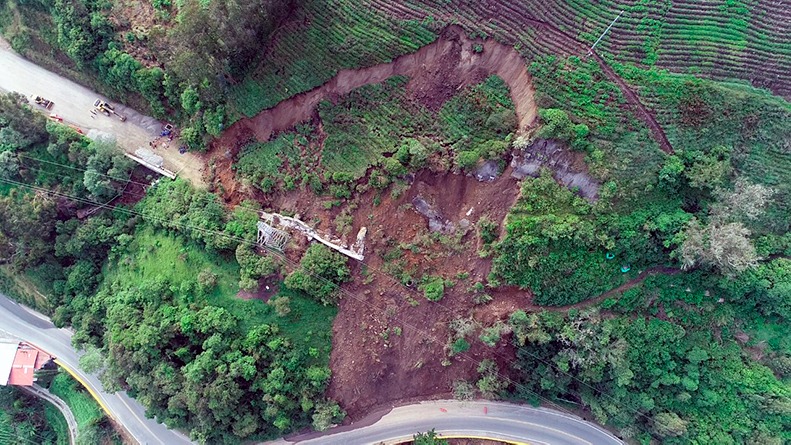 Cortolima pide remover parte de la montaña afectada en la vía Cajamarca – La Línea para evitar una nueva emergencia Cortolima pide remover parte de la montaña afectada en la vía Cajamarca – La Línea para evitar una nueva emergencia