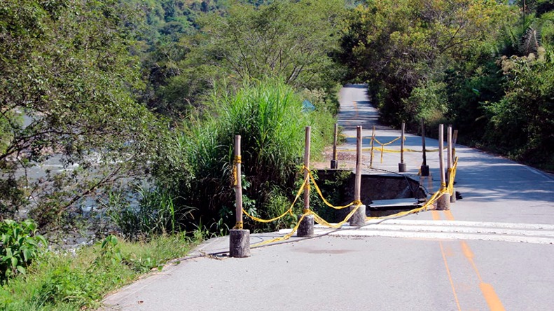 Más de la mitad de una vía en Planadas ha sido destruida por el río Atá Más de la mitad de una vía en Planadas ha sido destruida por el río Atá
