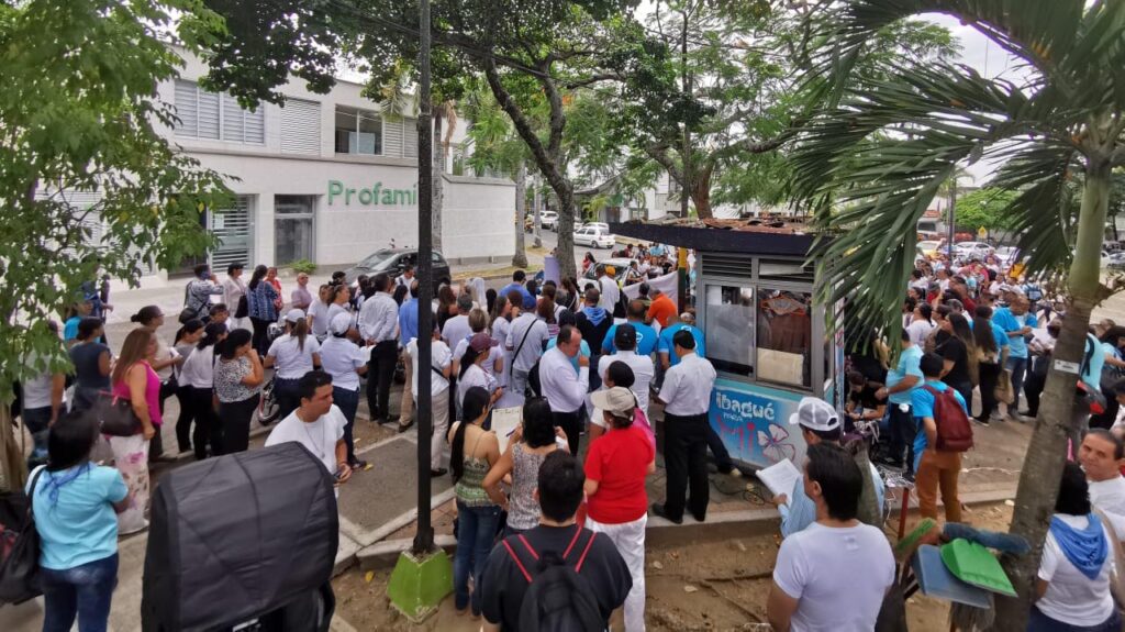 Cerca de un centenar de personas en Ibagué protestaron frente a Profamilia en contra del aborto Cerca de un centenar de personas en Ibagué protestaron frente a Profamilia en contra del aborto