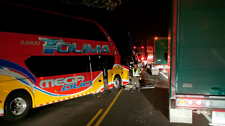 Grave accidente que involucra a un bus de Rápido Tolima dejó a una persona muerta y dos heridos Grave accidente que involucra a un bus de Rápido Tolima dejó a una persona muerta y dos heridos