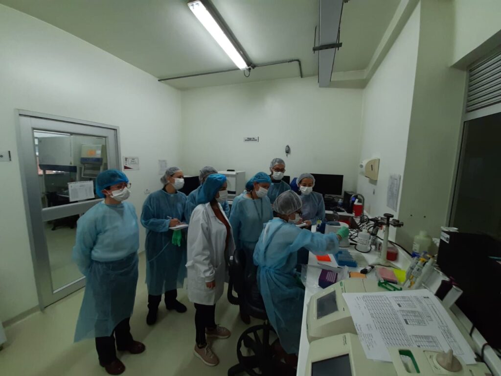 Falló equipo que procesaba rápidamente las pruebas de COVID-19 en Colombia, ahora el análisis será manual Falló equipo que procesaba rápidamente las pruebas de COVID-19 en Colombia, ahora el análisis será manual