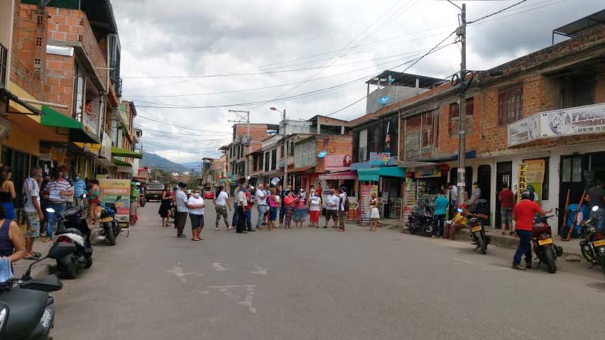 Habitantes de Nueva Castilla protestaron este jueves por la desmesurada alza en la factura del gas domiciliario Habitantes de Nueva Castilla protestaron este jueves por la desmesurada alza en la factura del gas domiciliario