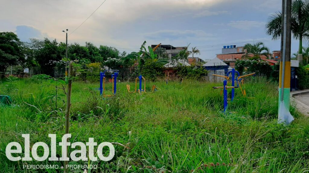 Parque biosaludable del barrio los Tunjos está abandonado y cubierto de vegetación Parque biosaludable del barrio los Tunjos está abandonado y cubierto de vegetación