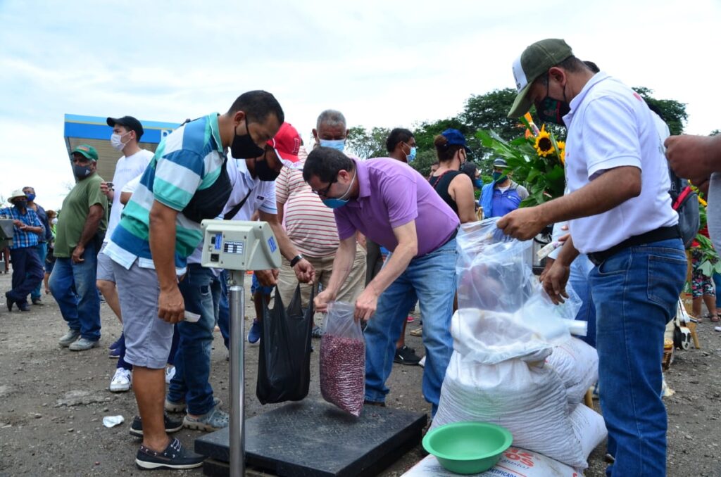 Ahora cultivadores de papa y frijol estarán vendiendo sus productos en la plaza de mercado de El Espinal Ahora cultivadores de papa y frijol estarán vendiendo sus productos en la plaza de mercado de El Espinal