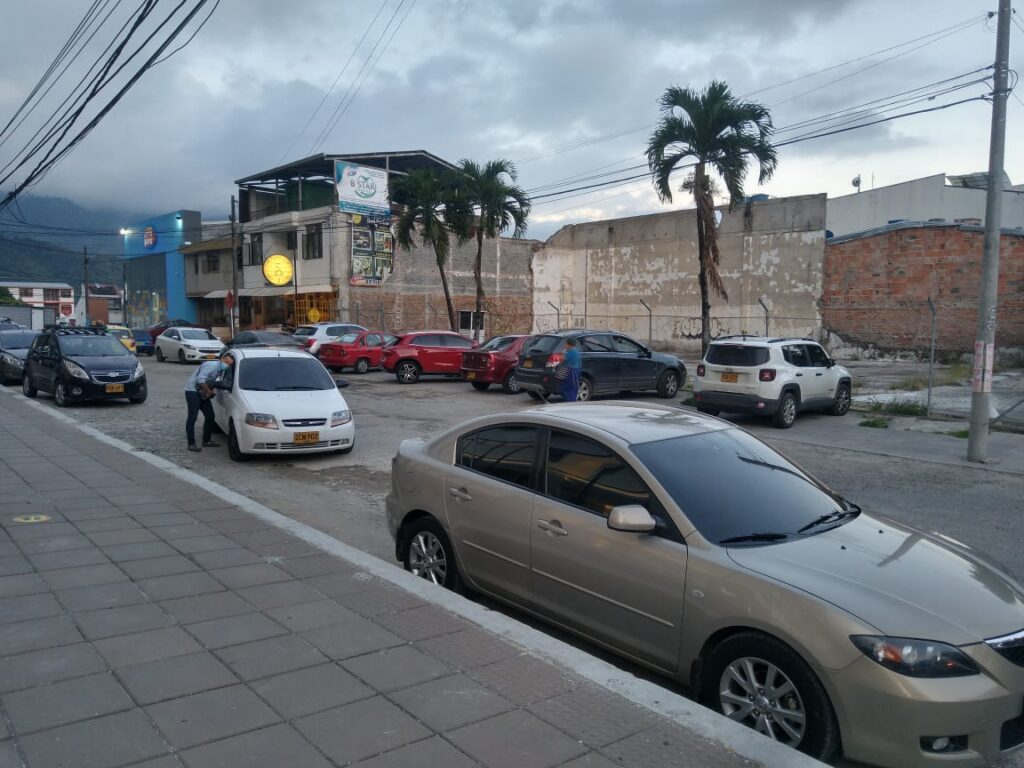 Conductores invaden andenes y ponen en riesgo la vida de los peatones en Ibagué Conductores invaden andenes y ponen en riesgo la vida de los peatones en Ibagué