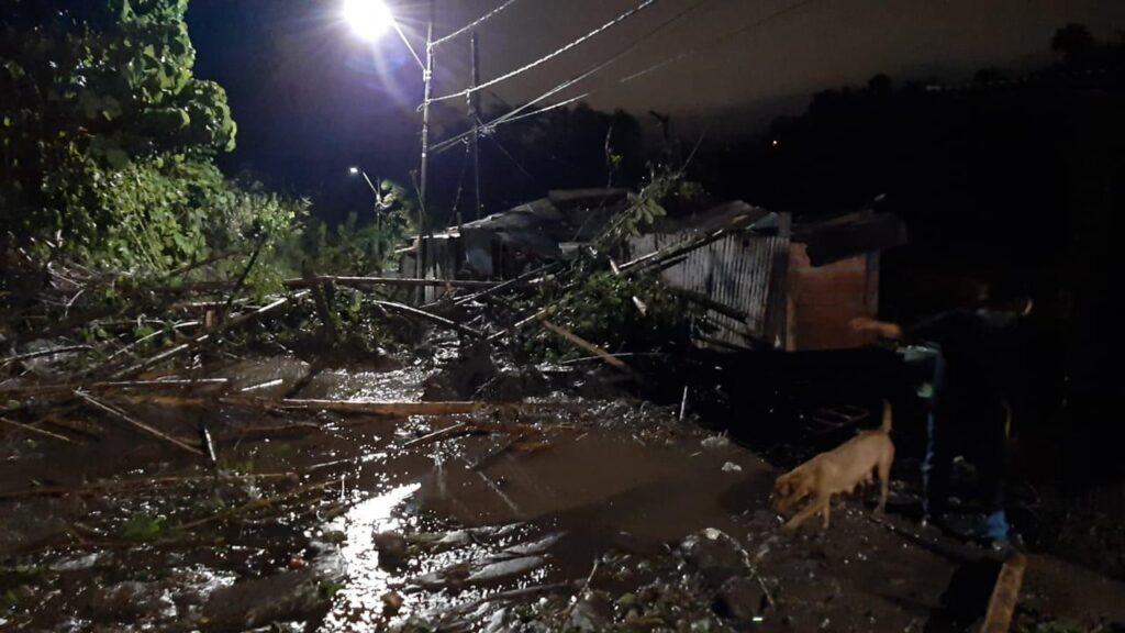Avalancha en el barrio Baltazar de Ibagué dejó a 14 personas lesionadas Avalancha en el barrio Baltazar de Ibagué dejó a 14 personas lesionadas
