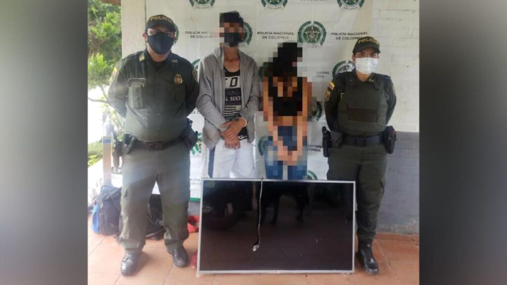 Un hombre y una menor se robaron un televisor de un colegio de Ibagué, pero los capturaron en una hora Un hombre y una menor se robaron un televisor de un colegio de Ibagué, pero los capturaron en una hora