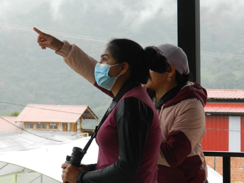 Comunidad de Planadas recibe talleres sobre el avistamiento de aves Comunidad de Planadas recibe talleres sobre el avistamiento de aves