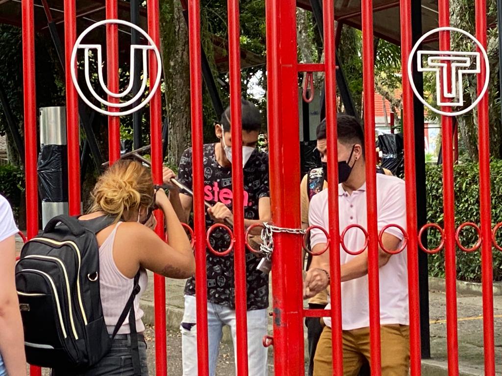 Estudiantes de la UT ingresan por la fuerza al campus, causan daños e impiden grados Estudiantes de la UT ingresan por la fuerza al campus, causan daños e impiden grados